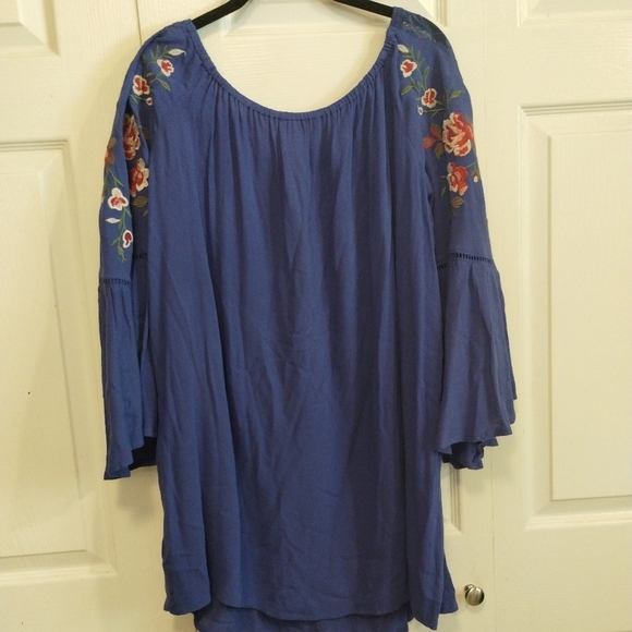 Alter'D State blue tunic top with shoulder floral embroidery - Picture 2 of 8